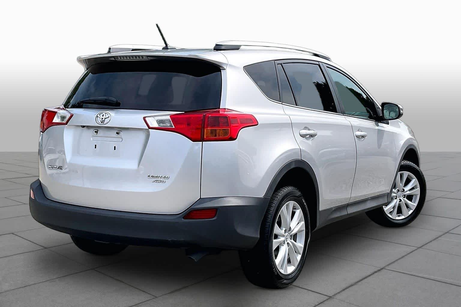Used 2015 Classic Silver Metallic Toyota Limited image 13