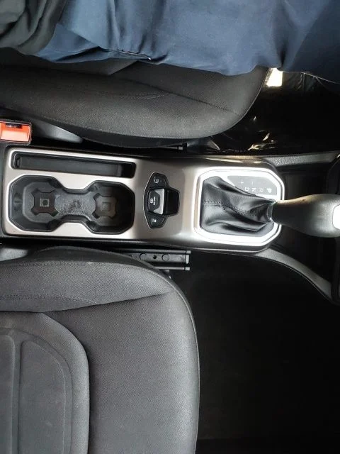Used 2022 White Jeep Latitude image 16