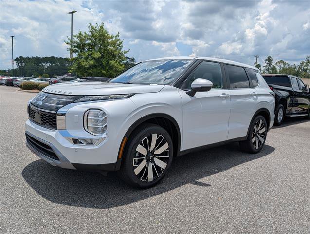 Used 2025 White Diamond Mitsubishi SE image 16