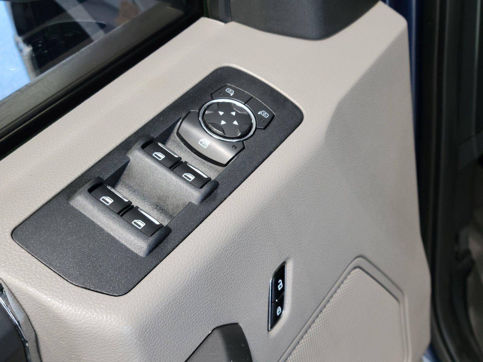 Used 2016 Blue Ford XLT image 7