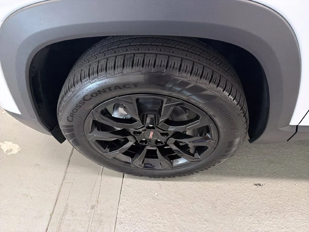 New 2027 Summit White GMC Elevation image 4