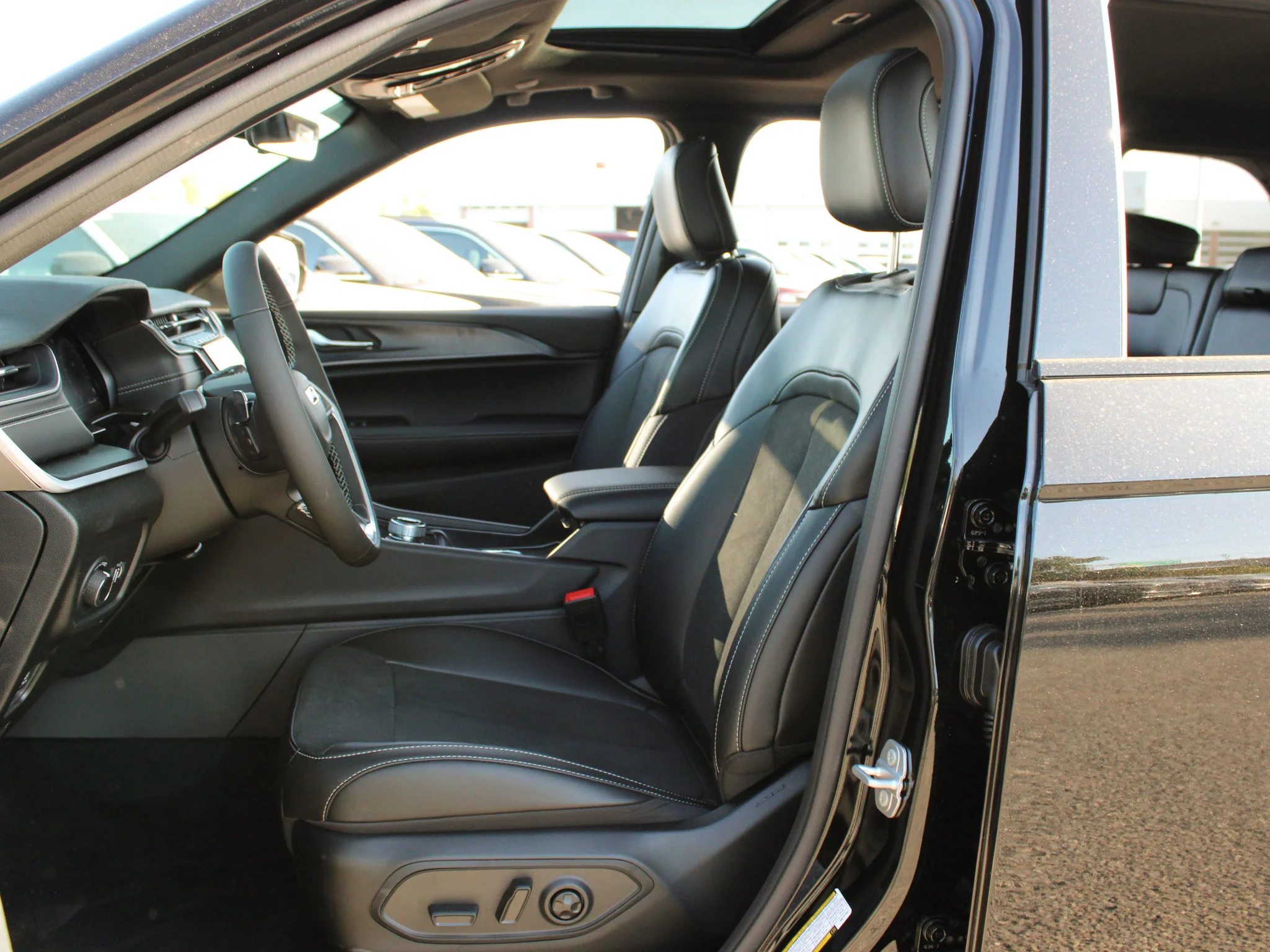 New 2025 Black Jeep Altitude* 4x4, Sunroof, Trailer Tow Pkg, Heated Leather image 9