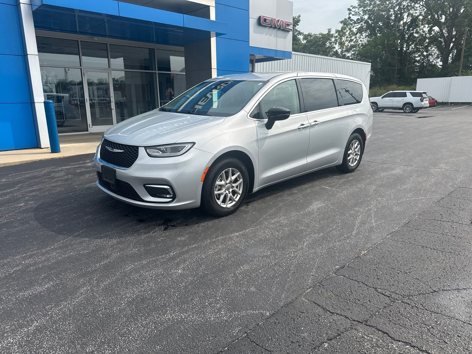 Used 2024 Silver Chrysler Touring L image 2