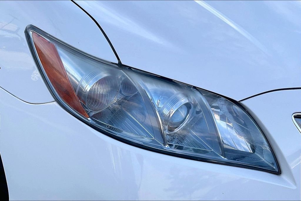 Used 2007 White Toyota Base image 27