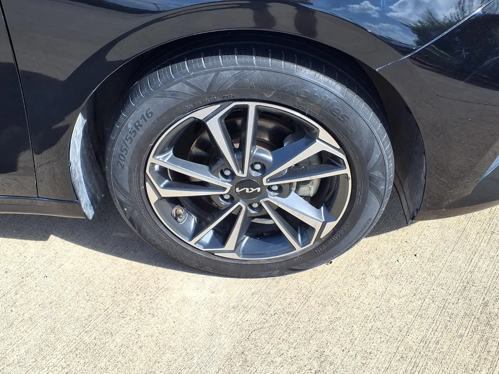 Used 2023 Black Kia LXS image 9
