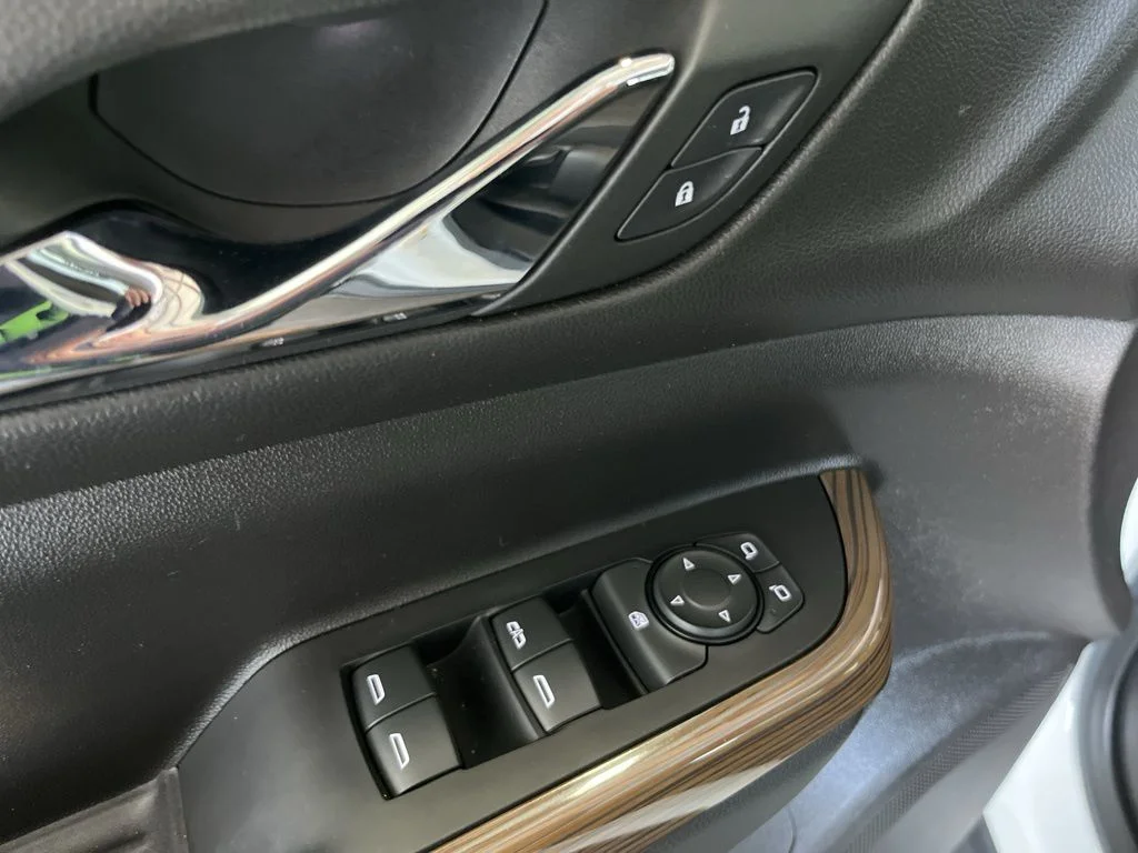 Used 2023 White GMC SLE image 4