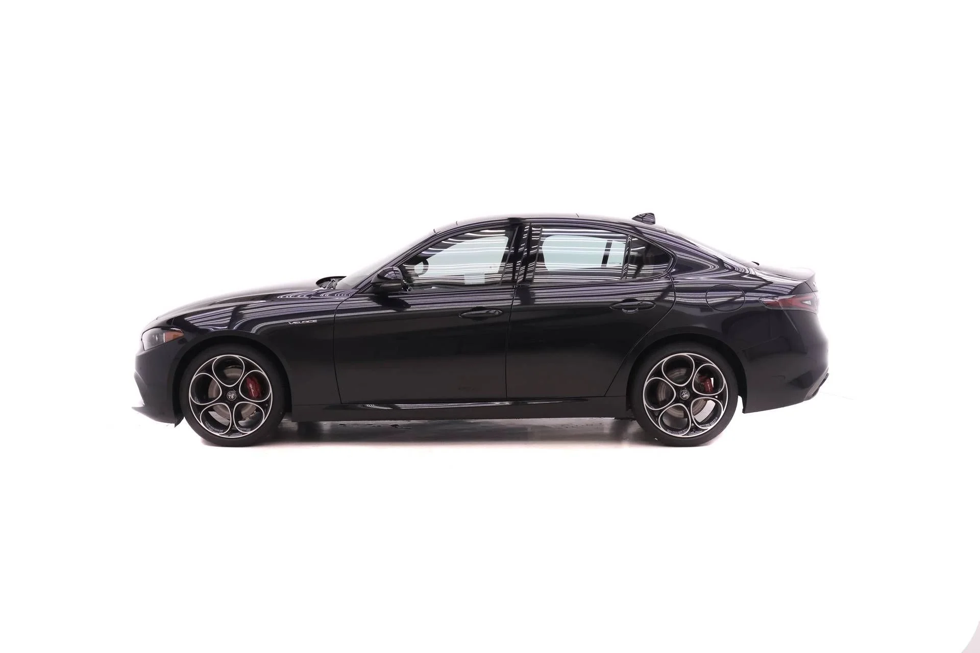 New 2026 Vulcano Black Metallic Exterior Paint Alfa Romeo Base image 3