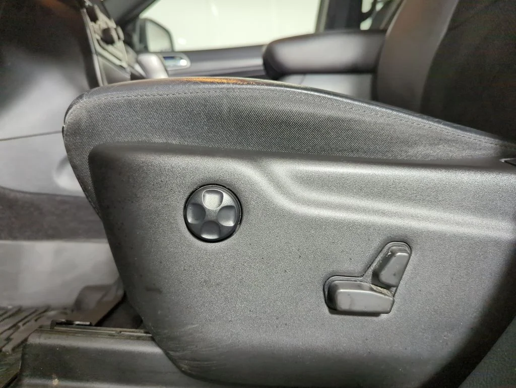 Used 2021 Crystal Metallic Jeep Laredo X image 25