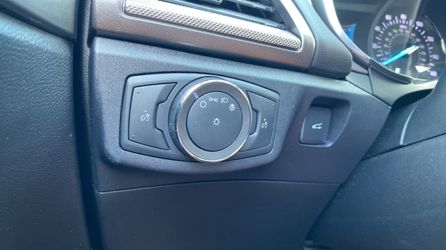 Used 2020 Oxford White Ford SE image 19