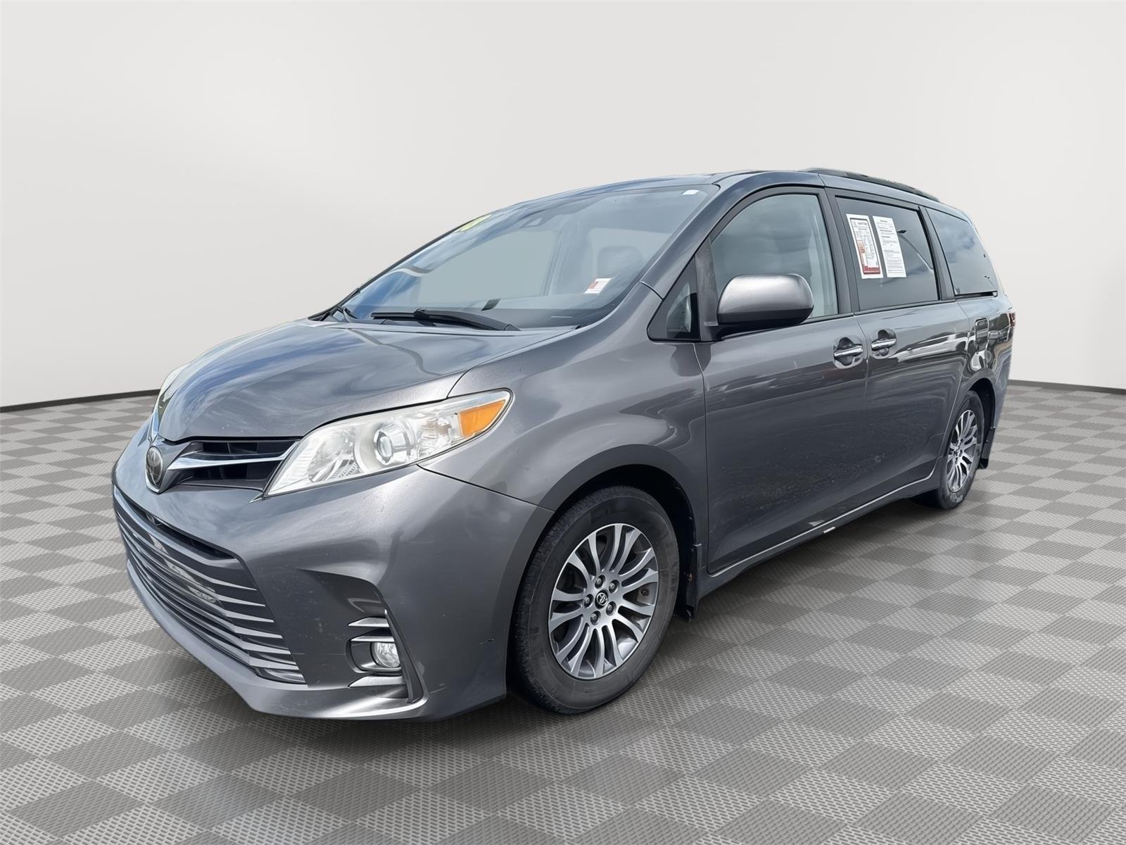 Used 2018 Toyota Sienna XLE with VIN 5TDYZ3DC7JS931494 for sale in Kansas City