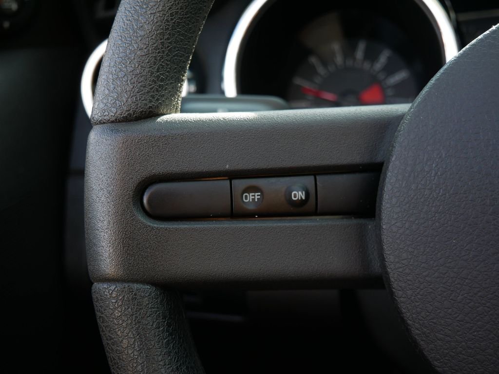 Used 2006  Ford V6 Premium image 19