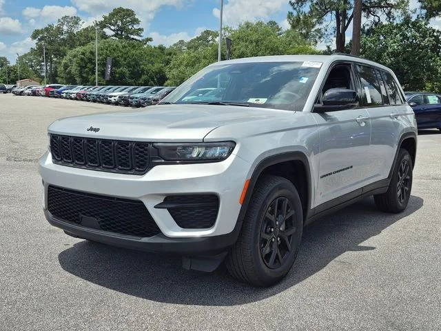 Used 2025 Silver Jeep Altitude image 7