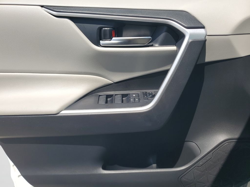 Used 2020 White Toyota XLE image 19