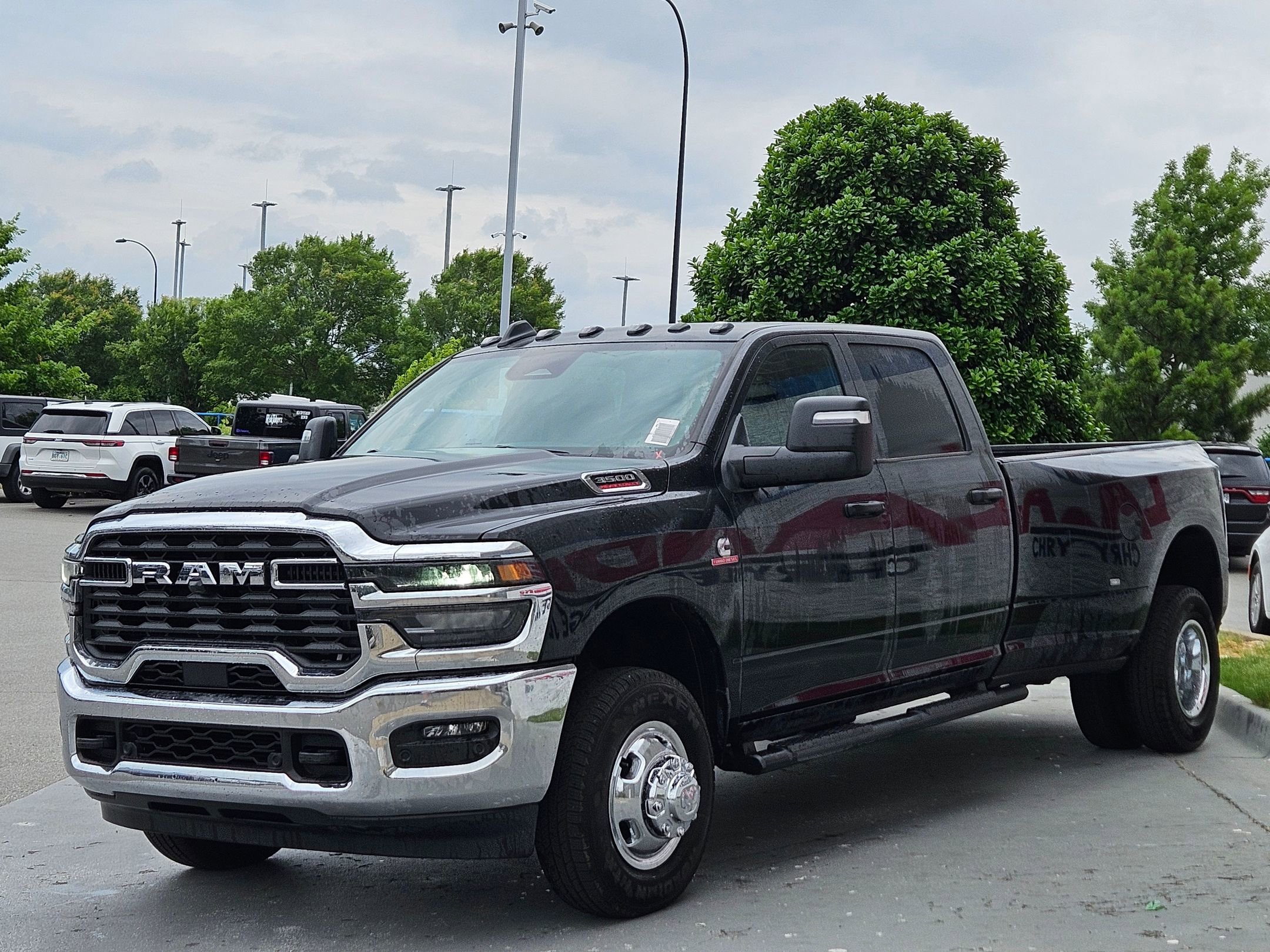 New 2026 Diamond Black Crystal Pearl-Coat Exterior Paint RAM Tradesman image 3