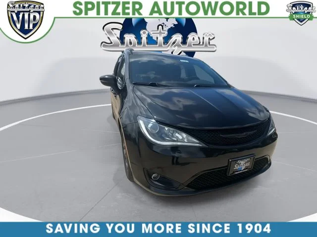 Used 2018 Black Chrysler Limited image 3
