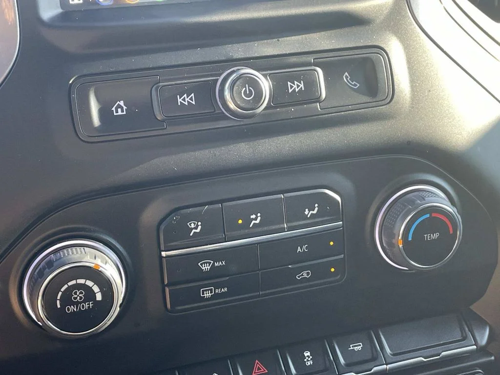 Used 2022 White Chevrolet Custom image 37