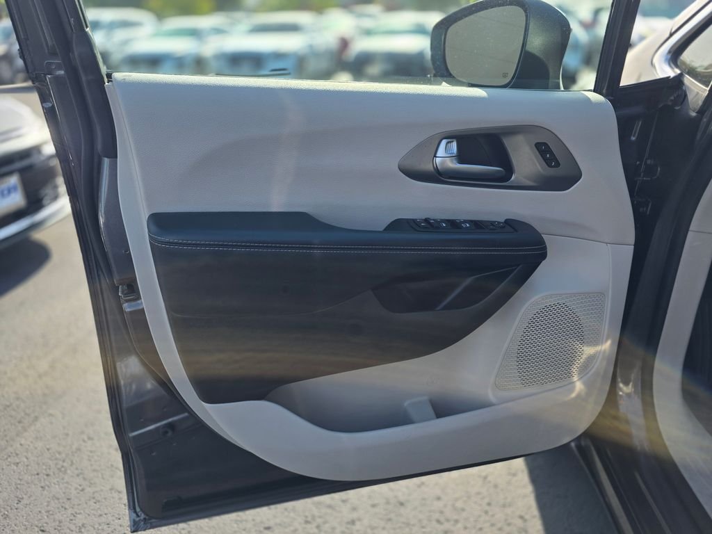 2023 Chrysler Pacifica Touring L - Photo 22