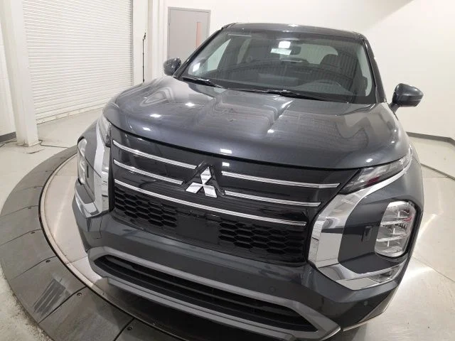 New 2026 Graphite Gray Mitsubishi SE image 2