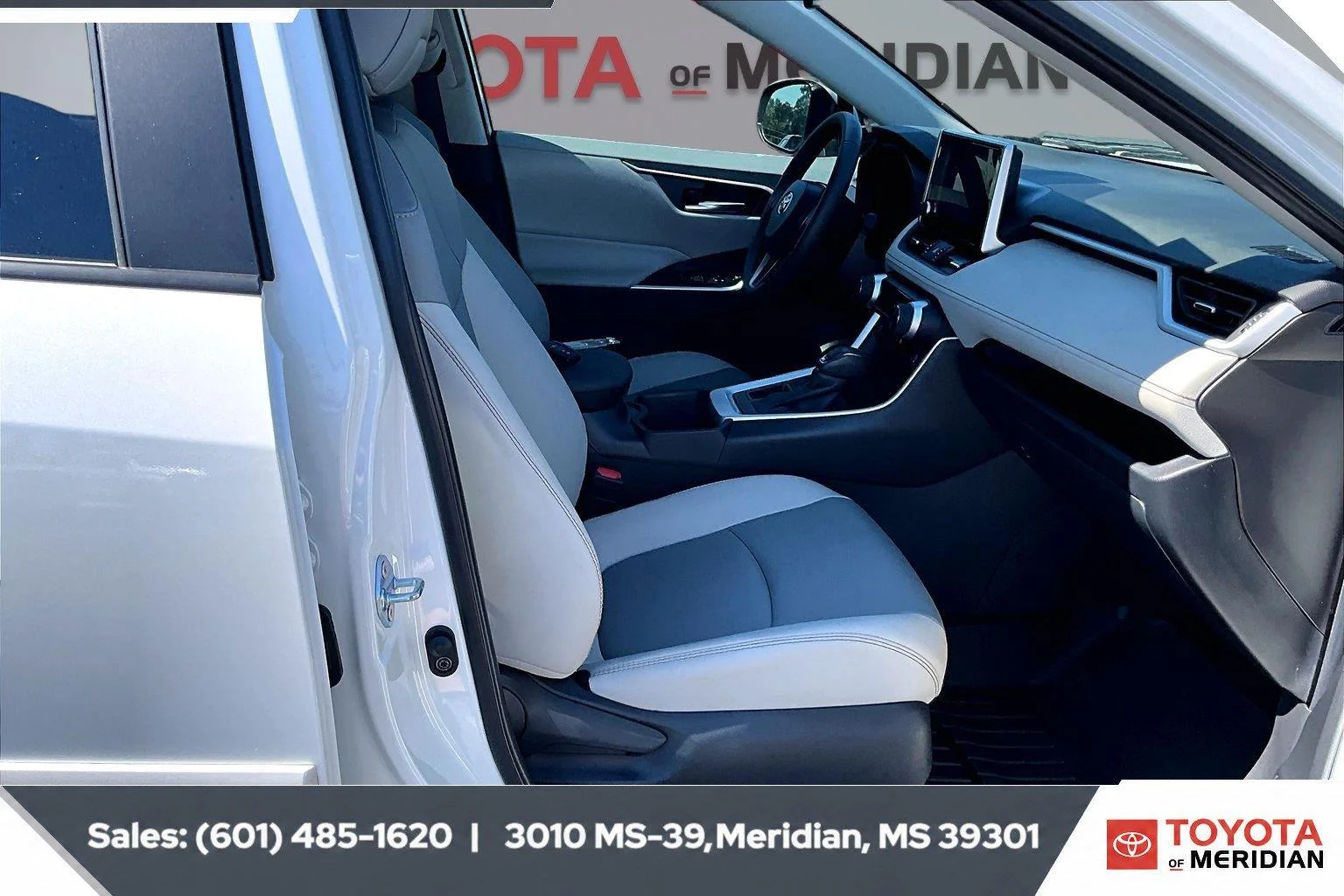 Used 2025 Wind Chill Pearl Toyota XLE Premium image 6