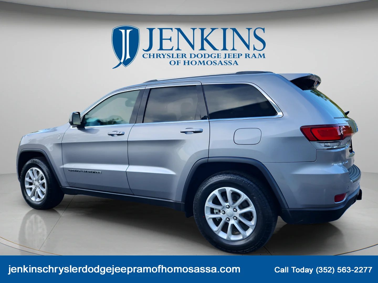 Used 2021 Billet Silver Metallic Clearcoat Jeep Laredo E image 11