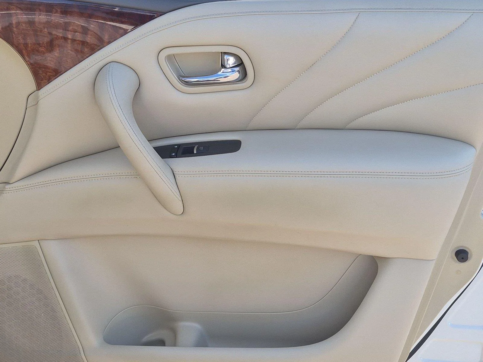 Used 2017 Majestic White INFINITI  image 36