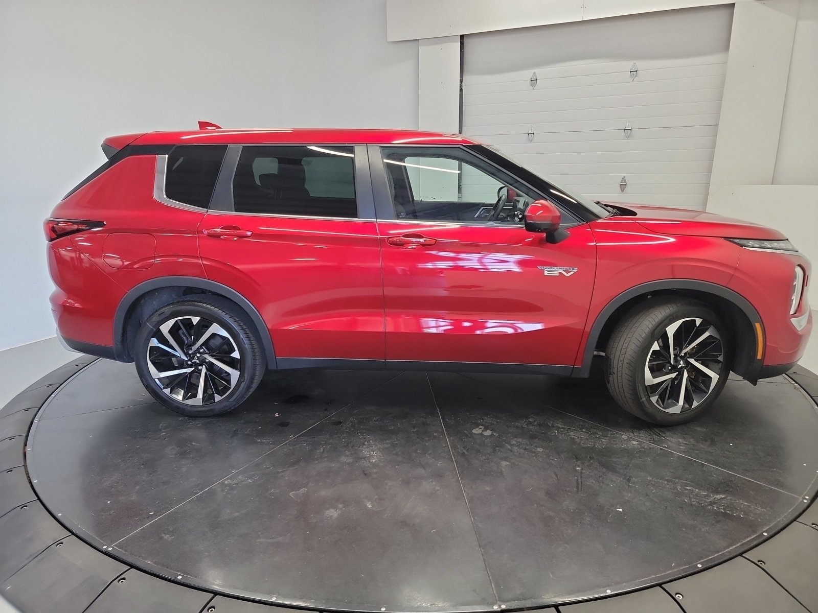 Used 2023 Red Diamond Mitsubishi SE image 9
