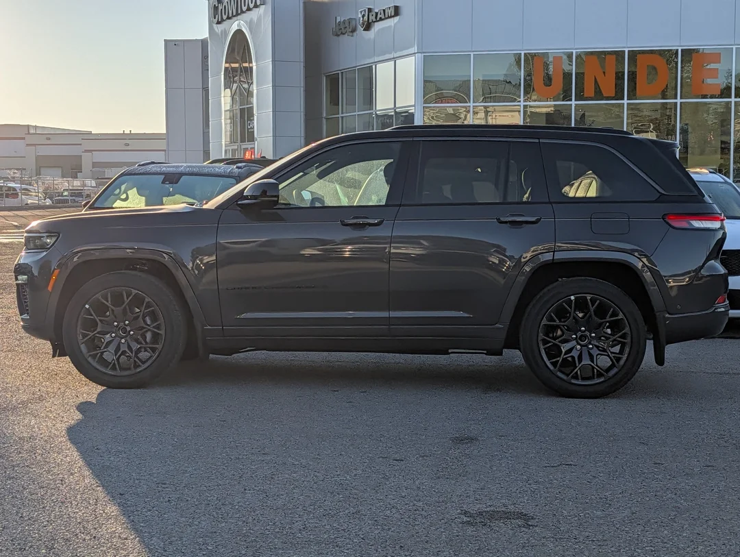 New 2026 Grey Jeep Summit - - 4x4 - Advanced ProTech Group IV - Palermo Leather Seats - Head-Up Display & More! image 5