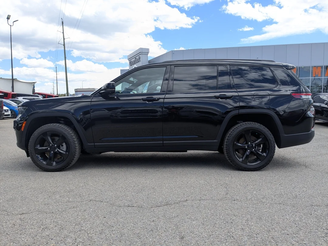 Certified Used 2025 Black Jeep Limited - - 4x4 - Luxury Tech II - Black Pkg - Command View Sunroof - Leather & More! image 5