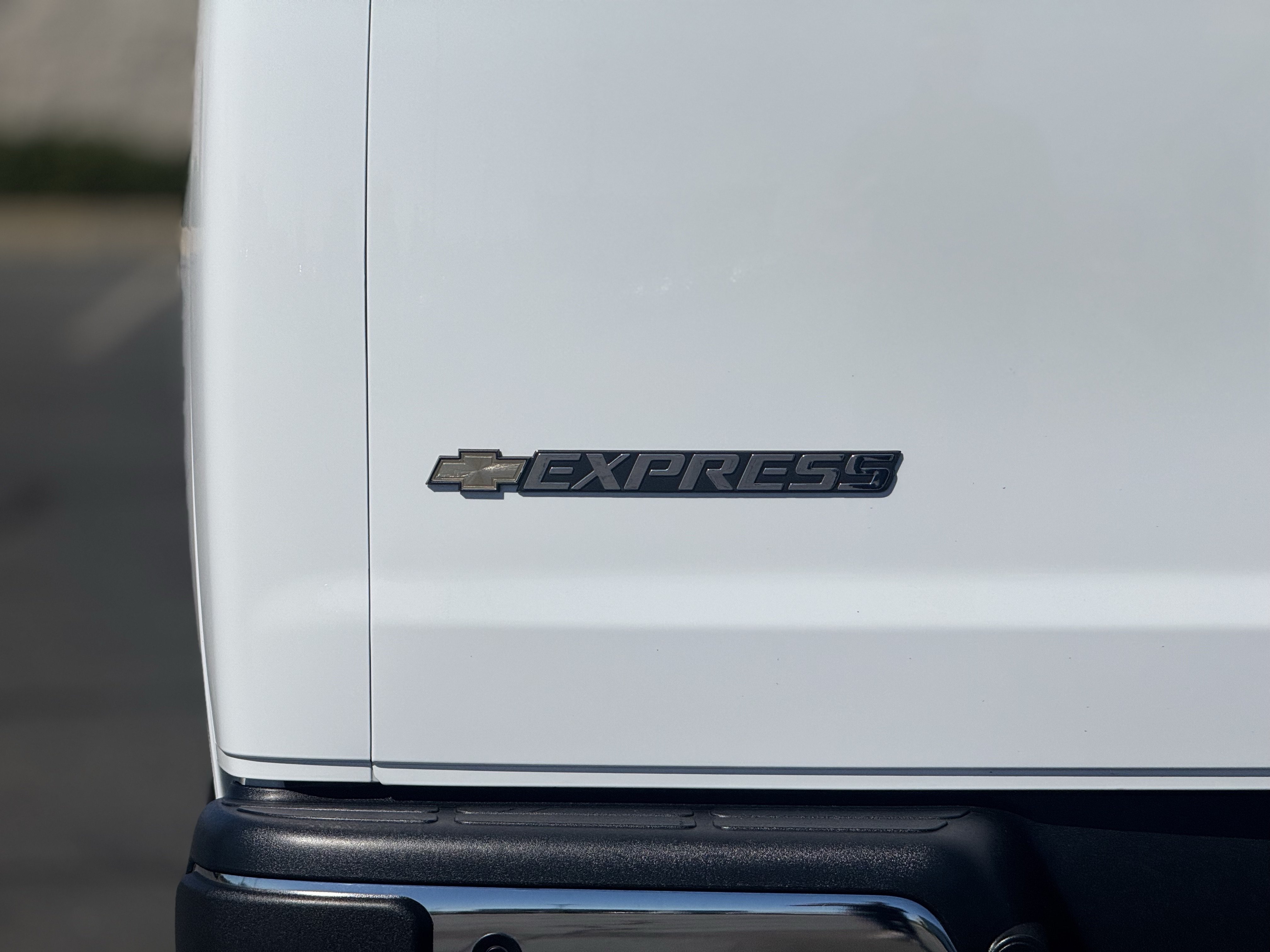 2025 Chevrolet Express Passenger LT - Photo 7