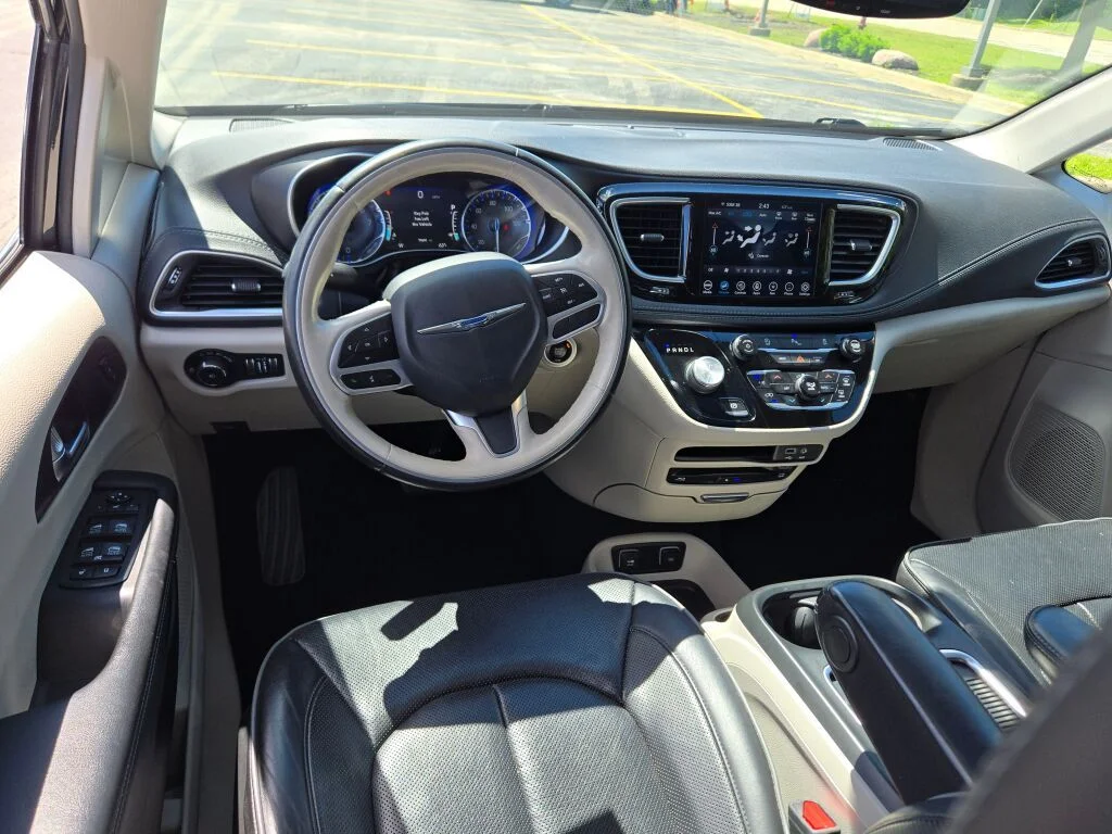Used 2020 Black Chrysler Limited image 21