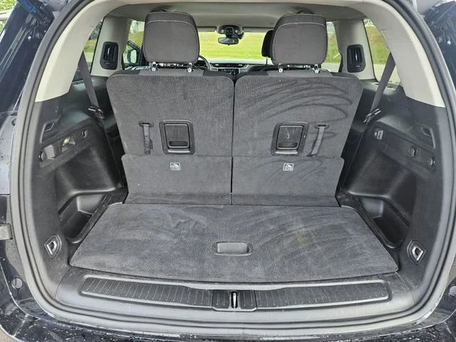 Used 2023  Jeep Laredo image 23