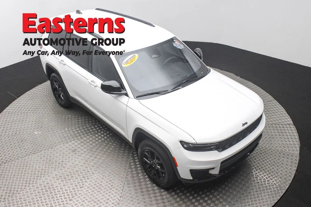 Used 2024 White Jeep Altitude image 3
