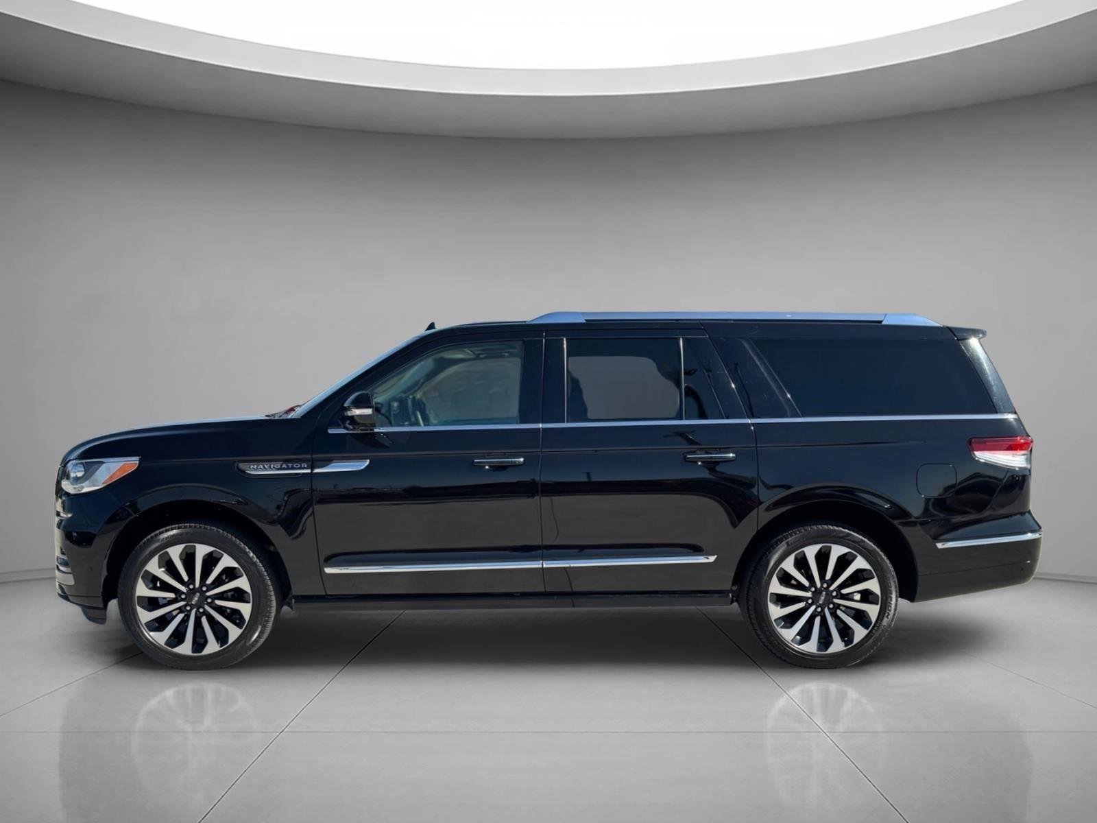 Used 2023 Infinite Black Metallic Clearcoat Lincoln Reserve image 3