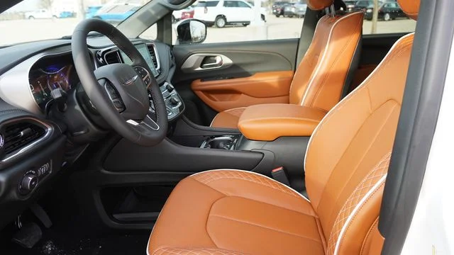 New 2026 Bright White Clear-Coat Exterior Paint Chrysler Pinnacle image 21