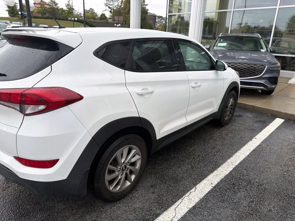 Used 2018 White Hyundai SE image 5