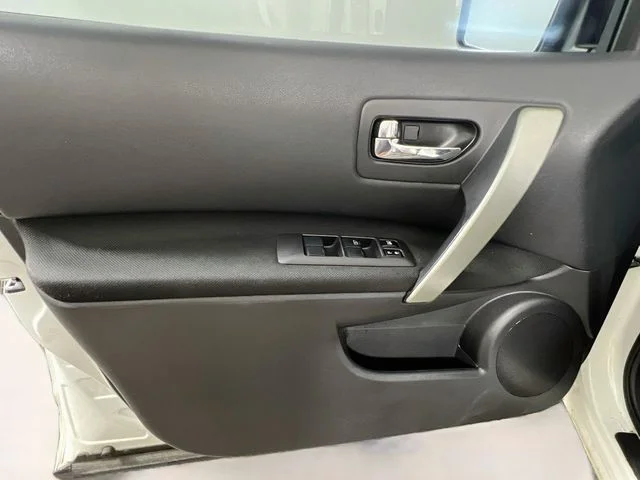 Used 2013 White Nissan SV image 30