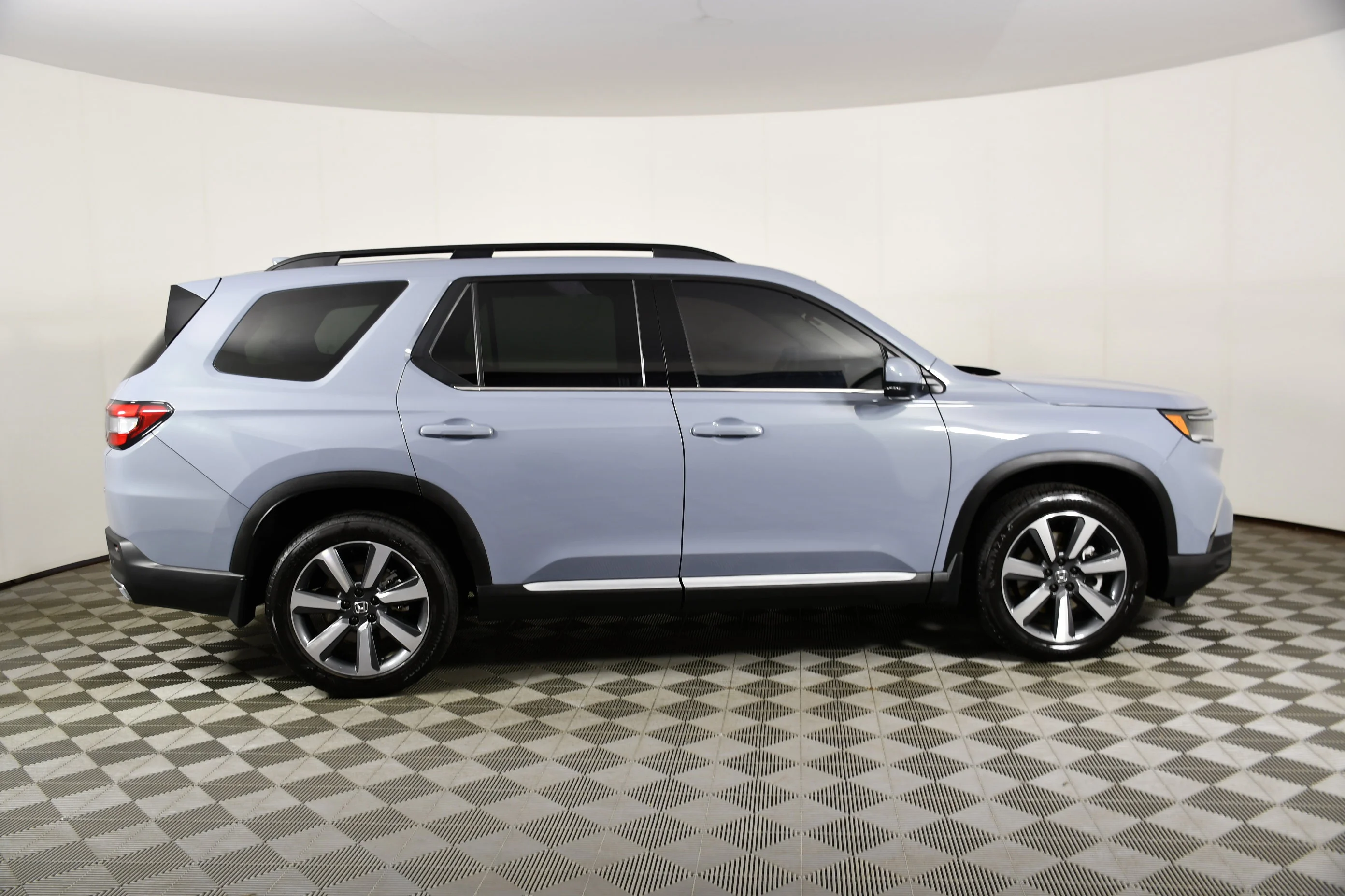 Used 2025 Gray Pearl Honda Touring image 5