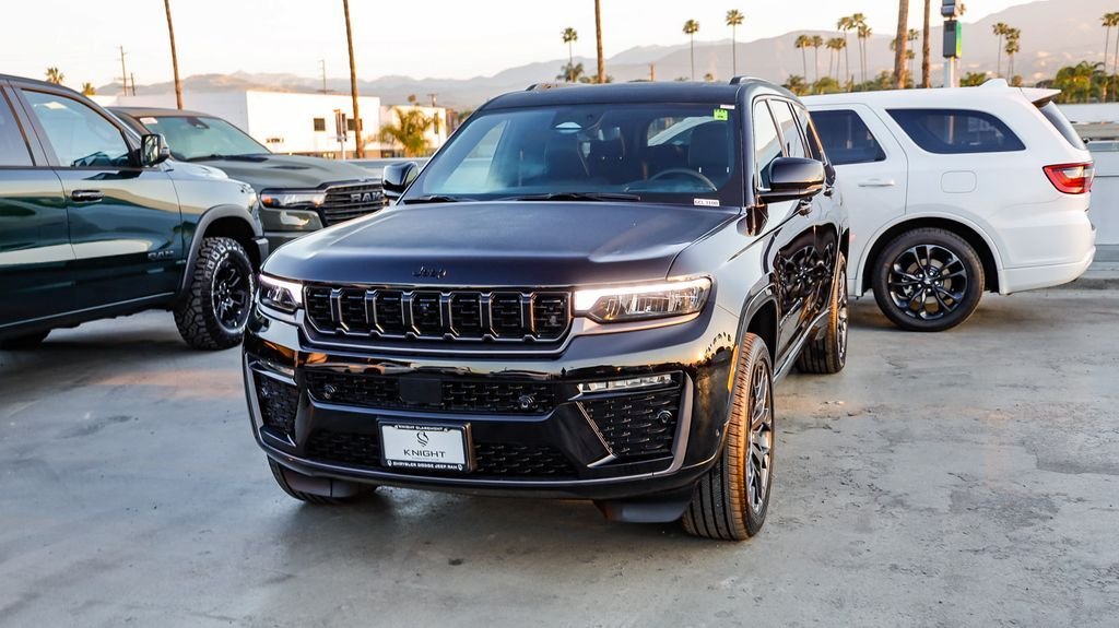 New 2026 Diamond Black Crystal Pearlcoat Jeep Summit image 4