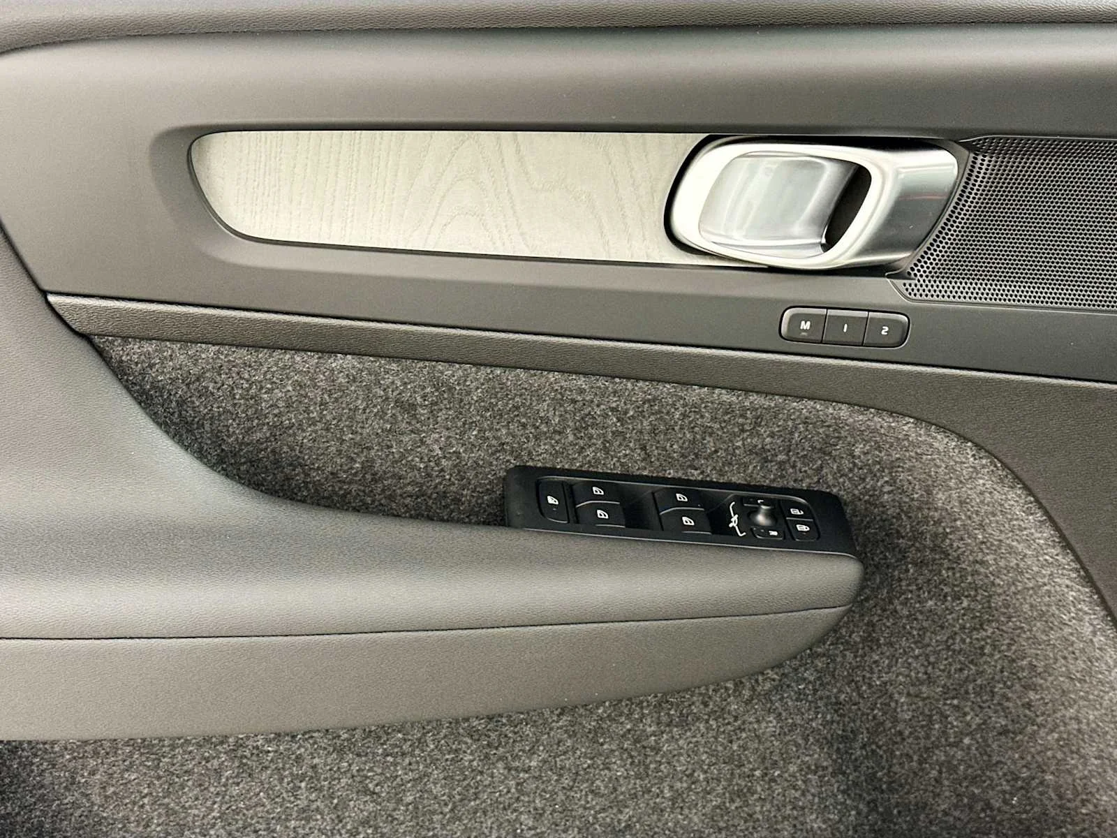 2025 Volvo XC40 Core - Photo 16