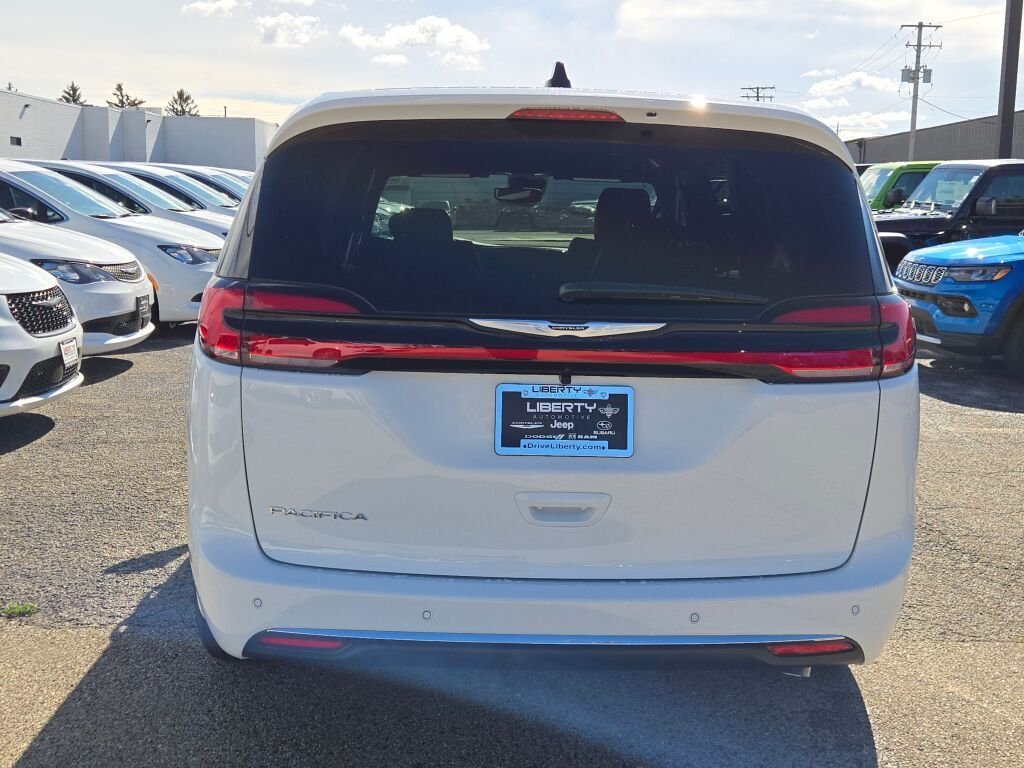 2026 Chrysler Pacifica Select - Photo 11
