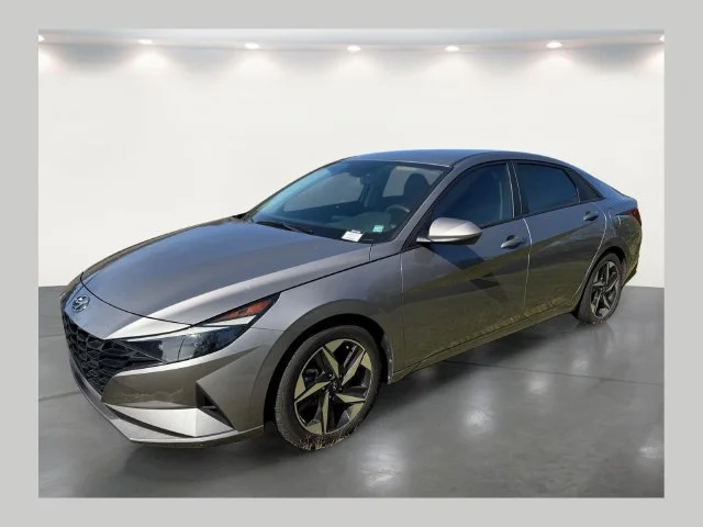 Used 2023 Silver Hyundai SEL image 1