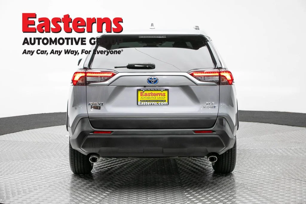 Used 2021 Silver Toyota XLE image 6