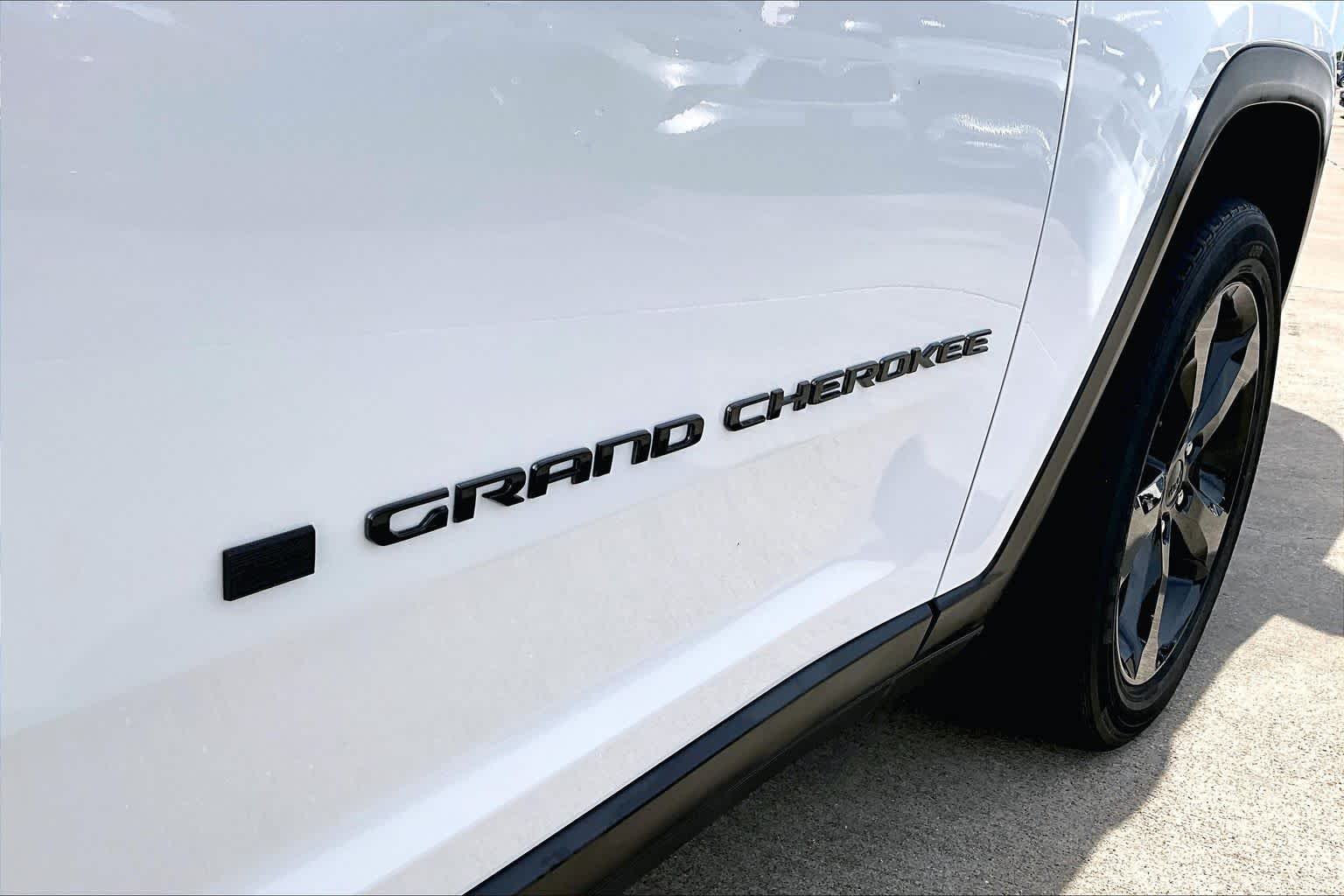 Used 2022 Bright White Clearcoat Jeep Altitude image 10