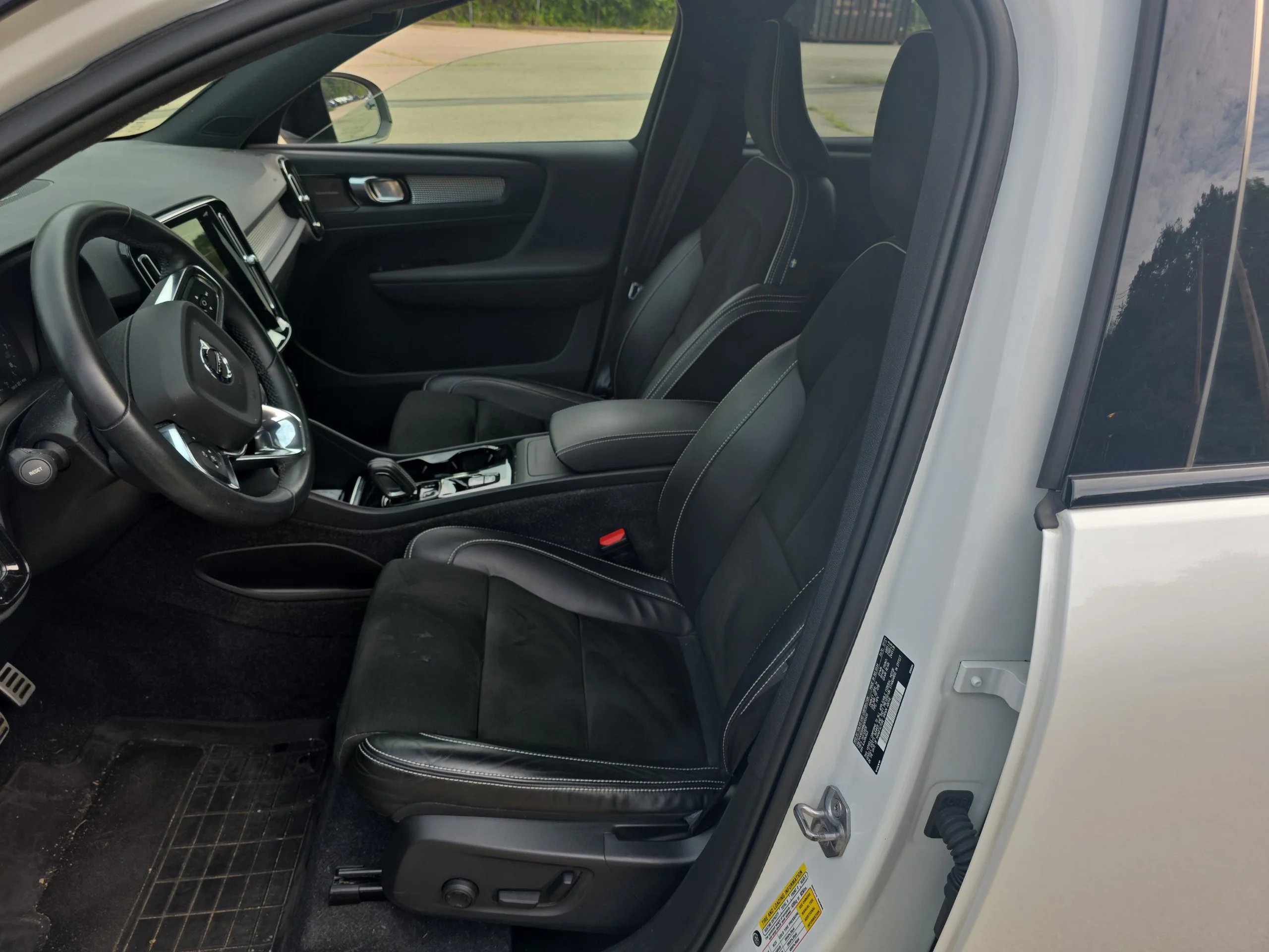 Used 2022 White Volvo R-Design image 7