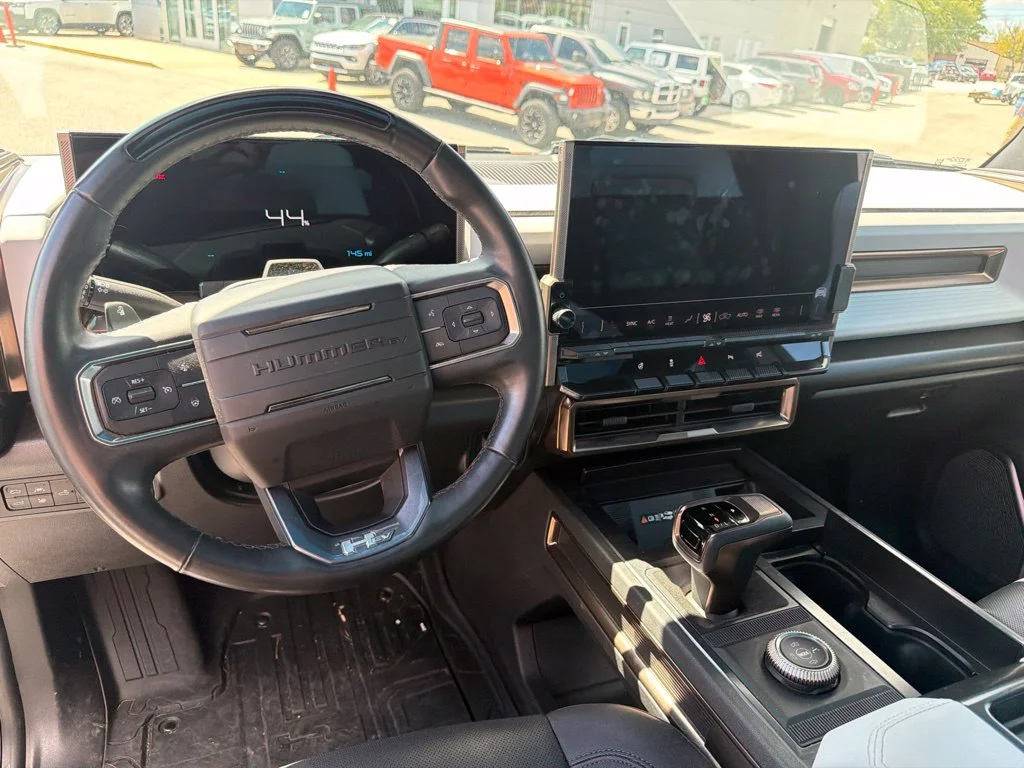 Used 2025 White GMC 2X image 9