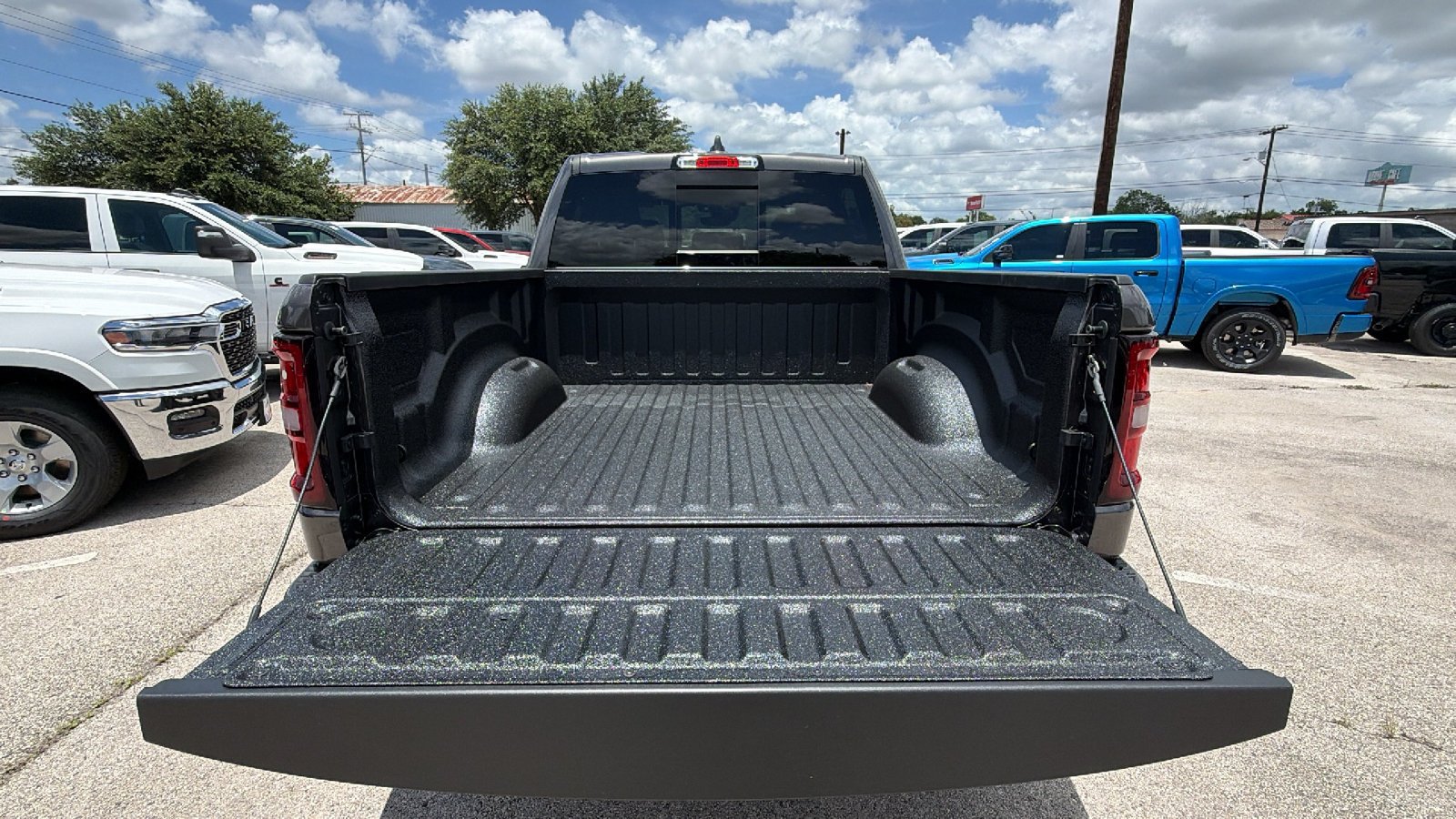 New 2026 Granite Crystal Metallic Clear-Coat Exterior Paint RAM Laramie image 24