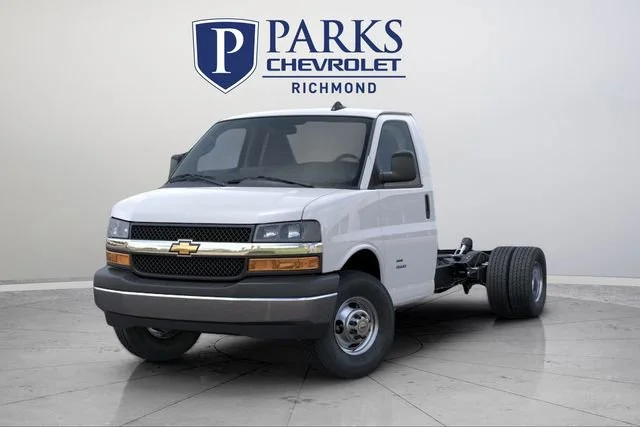New 2025 Summit White Chevrolet 1WT image 8