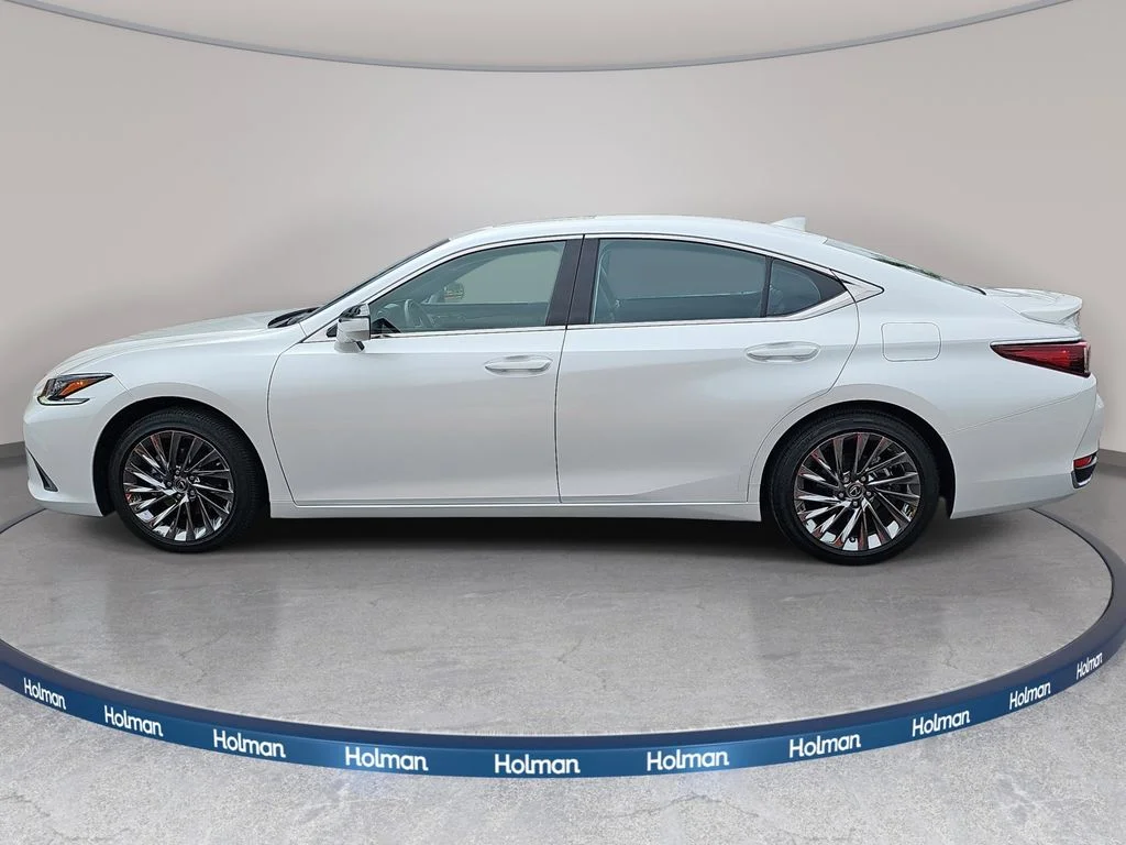 Used 2025 White Lexus 300h Luxury image 9