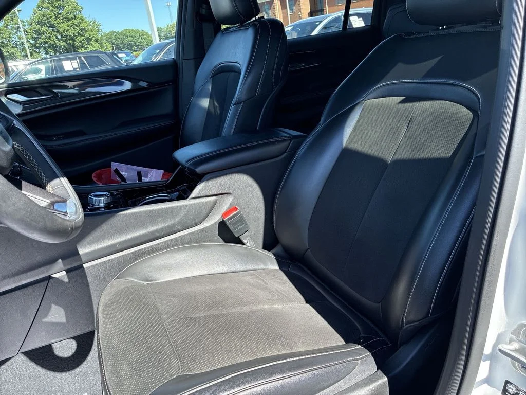 Used 2023 White/off-white Jeep Altitude image 11