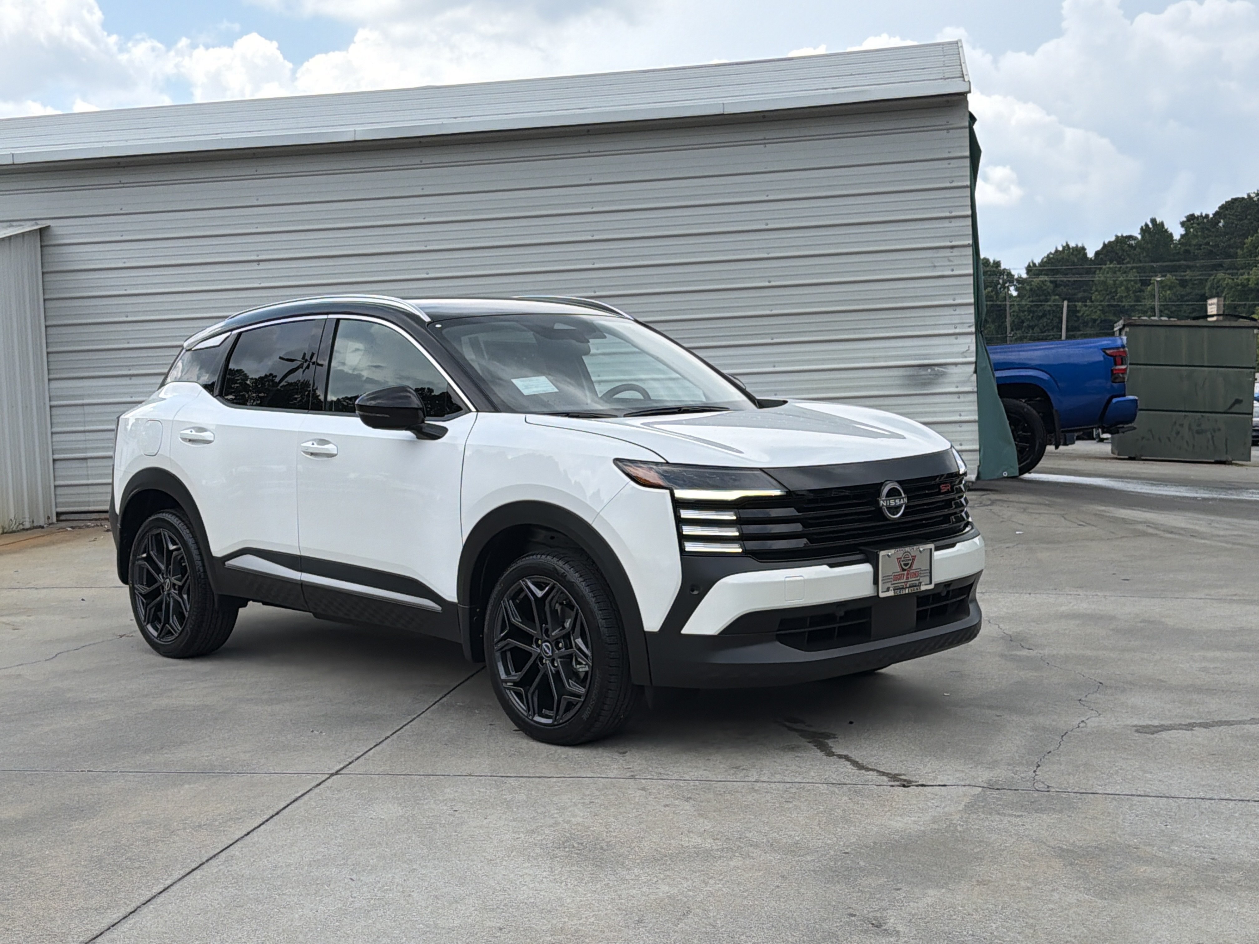 New 2026 Aspen White Tricoat/Super Black Nissan SR image 2